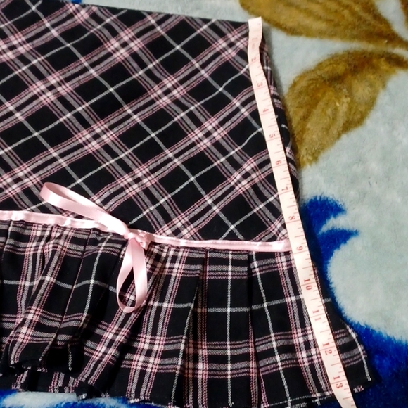 Super Cute Pink and Black Plaid Pleated Mini Skirt🖤💕 - Picture 4 of 5